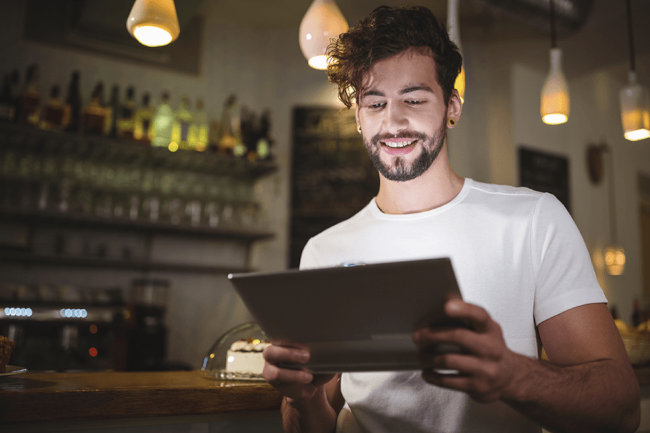 Titolare di un locale consulta le offerte luce e gas sul tablet